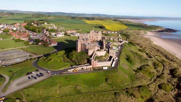 Drone Films Bamburgh Castle Coast Northumberland — стоковое видео