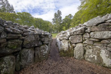 İngiltere, İskoçya 'daki Clava Cairns' in Bronz Çağı mezarlığı.