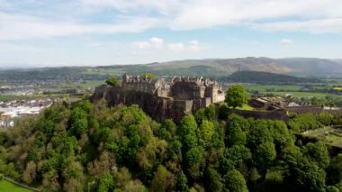 Stirling Kalesi 'nin İskoçya' nın merkezine bakan 4k drone görüntüsü.