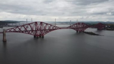 Dördüncü Köprülerin Queensferry, Edinburgh, İskoçya 'da Forth of Forth' u geçerken 4k drone görüntüleri.
