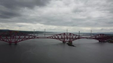 Dördüncü Köprülerin Queensferry, Edinburgh, İskoçya 'da Forth of Forth' u geçerken 4k drone görüntüleri.