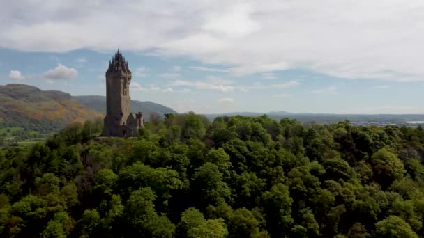 Drone Films National Wallace Monument Overlooking City Stirling Scotland — стоковое видео