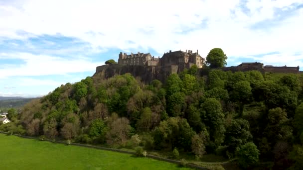 Drone Films Stirling Castle Overlooking City Central Scotland — стоковое видео