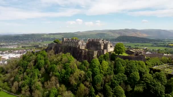 Drone Films Stirling Castle Overlooking City Central Scotland — стоковое видео
