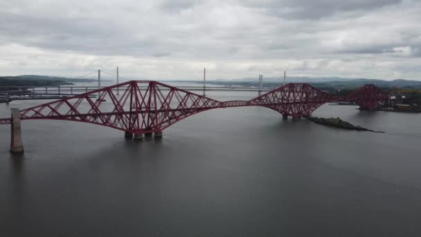 Drone Footage Forth Bridges Crossing Firth Forth Queensferry Edimburgo Escócia — Vídeo de Stock