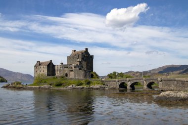 İngiltere, İskoçya 'daki Loch Duich Gölü' ne bakan antik Eilean Donan Kalesi.