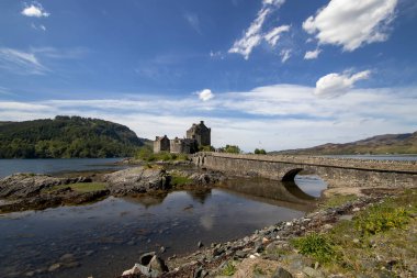 İngiltere, İskoçya 'daki Loch Duich Gölü' ne bakan antik Eilean Donan Kalesi.