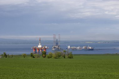 İngiltere, İskoçya 'daki Cromarty Firth' te petrol platformları.
