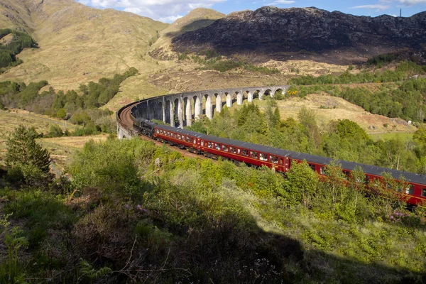 Jacobite Steam Train Steekt Het Glenfinnan Viaduct Bij Fort William — Stockfoto