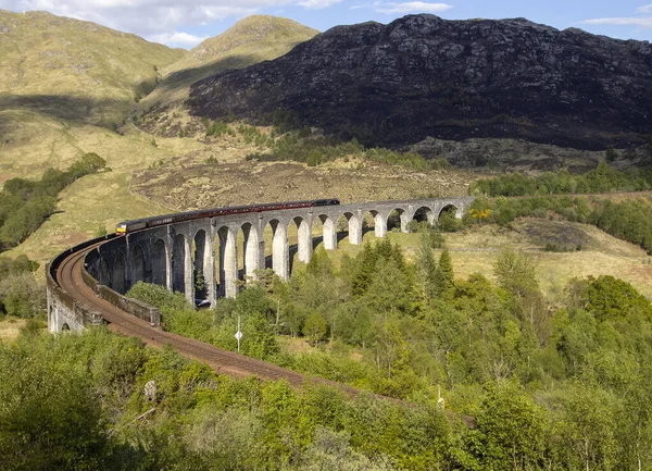Jacobite Steam Train Steekt Het Glenfinnan Viaduct Bij Fort William — Stockfoto