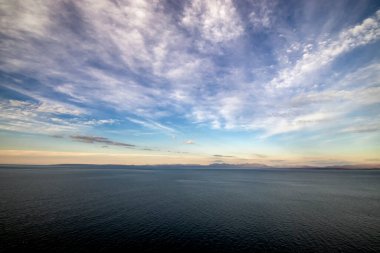 İngiltere, İskoçya 'daki Skye Adası' nda çarpıcı bir günbatımı.