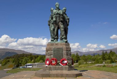 İskoçya 'daki Spean Köprüsü' ndeki Komando Anıtı.