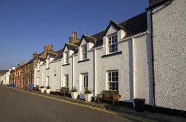 İskoçya Highlands, İngiltere 'deki Ullapool limanı boyunca bir dizi ev.