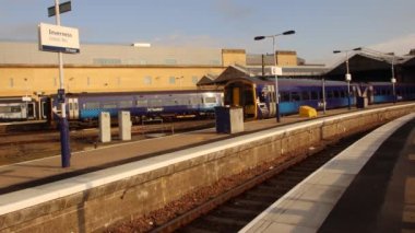 İngiltere 'nin İskoçya Highlands şehrinden Inverness tren istasyonundan ayrılan bir tren.