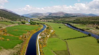 İskoçya Highlands, İngiltere 'deki Inverness ve Loch Ness arasındaki Caledonian Kanalı' nın 4k drone görüntüleri.