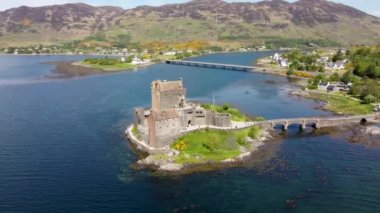 İngiltere, İskoçya 'daki Loch Duich' e bakan antik Eilean Donan Kalesi 'nin 4k drone görüntüleri.