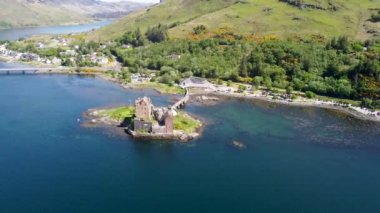 İngiltere, İskoçya 'daki Loch Duich' e bakan antik Eilean Donan Kalesi 'nin 4k drone görüntüleri.