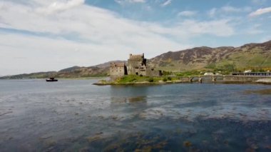 İngiltere, İskoçya 'daki Loch Duich' e bakan antik Eilean Donan Kalesi 'nin 4k drone görüntüleri.