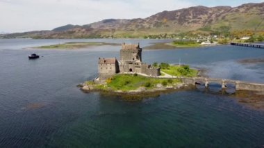 İngiltere, İskoçya 'daki Loch Duich' e bakan antik Eilean Donan Kalesi 'nin 4k drone görüntüleri.