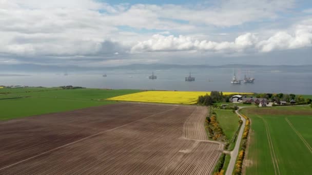 Nagranie Dronów Platform Wiertniczych Cromarty Firth Szkockich Wyżynach Wielka Brytania — Wideo stockowe
