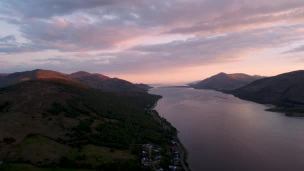 Πλάνα Του Ηλιοβασιλέματος Πάνω Από Fort William Και Loch Linnhe — Αρχείο Βίντεο