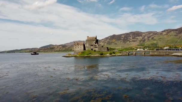 Drónfelvétel Ősi Eilean Donan Kastélyról Kilátással Loch Duich Skót Felföldön — Stock videók