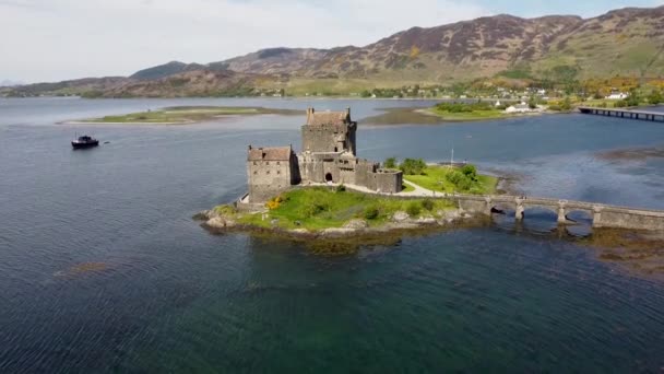 Nagranie Drona Starożytnego Zamku Eilean Donan Widokiem Loch Duich Szkockich — Wideo stockowe