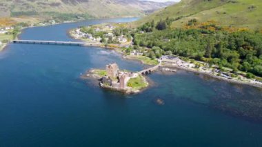 İngiltere, İskoçya 'daki Loch Duich' e bakan antik Eilean Donan Kalesi 'nin 4k drone görüntüleri.