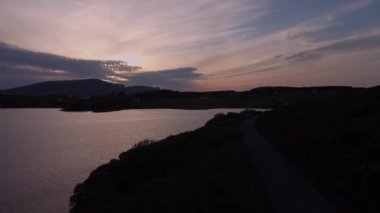 İskoçya İskoçya 'daki Skye Adası' nda çarpıcı bir günbatımının 4k insansız hava aracı görüntüleri.