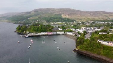 Skye Adası, İskoçya İskoçya, İngiltere 'deki Portree Limanı' nın renkli evlerinin 4k drone görüntüleri.