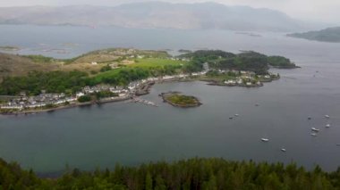 İskoçya İskoçya 'daki Plockton köyünün 4k drone görüntüleri.
