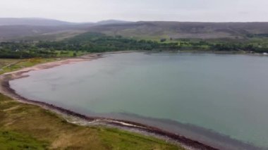 İskoçya İskoçya 'daki Aplecross Yarımadası' nın 4k drone görüntüleri.