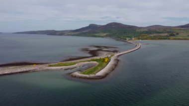 İskoçya Highlands, İngiltere 'deki Kyle of Tongue köprüsünün 4k drone görüntüleri.
