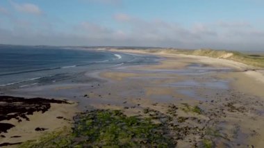 İskoçya 'nın kuzey kıyısında, Thurso yakınlarında Dunnet Sahili' nin 4k drone görüntüleri.