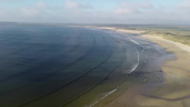 İskoçya 'nın kuzey kıyısında, Thurso yakınlarında Dunnet Sahili' nin 4k drone görüntüleri.
