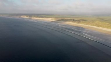 İskoçya 'nın kuzey kıyısında, Thurso yakınlarında Dunnet Sahili' nin 4k drone görüntüleri.