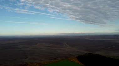 İskoçya, İngiltere 'deki John O' Groats yakınlarındaki arazinin 4k drone görüntüleri.