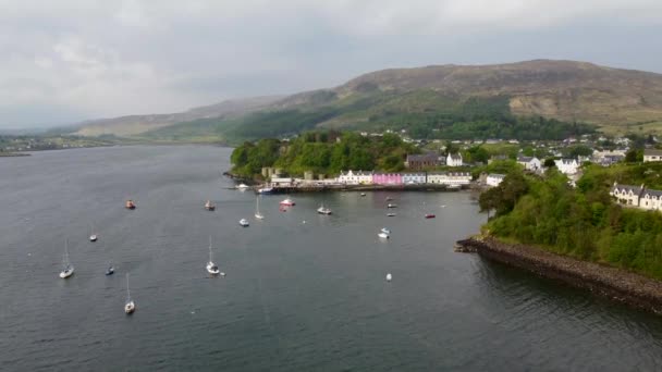 Drone Footage Colourful Houses Portree Harbour Isle Skye Scottish Highlands — Vídeo de Stock