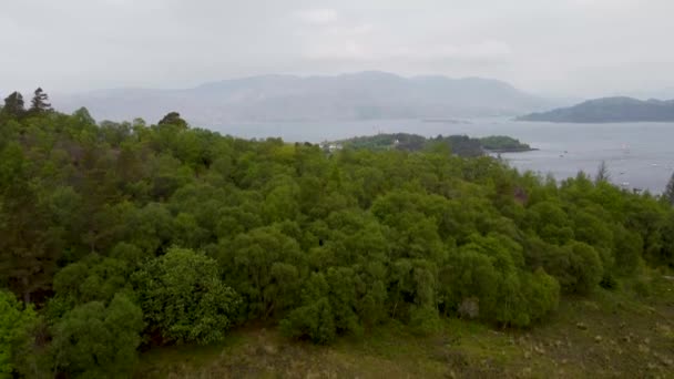 イギリスのスコティッシュ ハイランドにあるプロックトン村の4Kドローン映像 — ストック動画