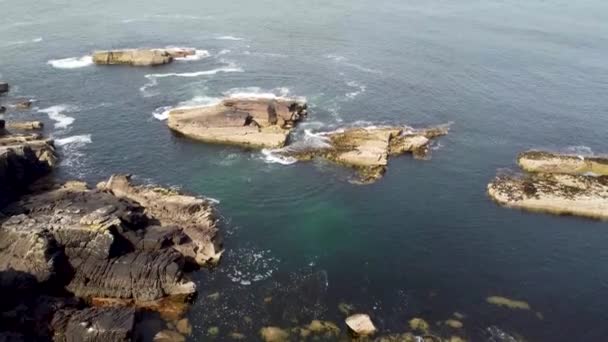 Drone Filmato Onde Rompere Sulle Rocce Sulla Costa Occidentale Della — Video Stock