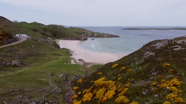 Drone Video Ceannabeinne Beach Sulla Costa Nord Occidentale Della Scozia — Video Stock