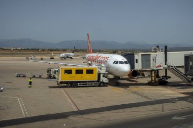 İspanya 'daki Palma de Mallorca havaalanında bir hava köprüsüne bağlı bir Easyjet uçağı.