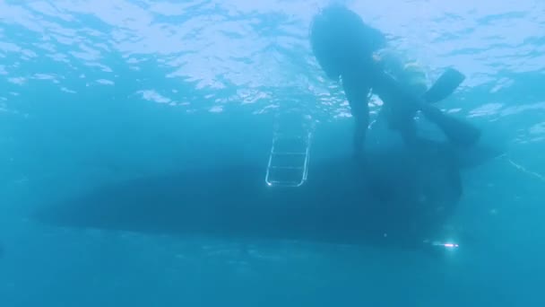 西班牙马略卡市水肺潜水者等待登上跳板的4K段录像 — 图库视频影像