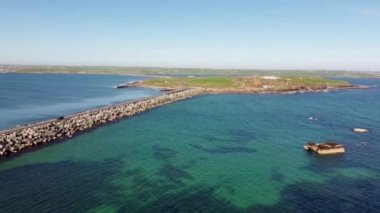 Churchill Bariyerlerinin Orkney, İskoçya, İngiltere 'deki 4k insansız hava aracı görüntüleri.