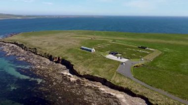 Orkney, İskoçya 'daki İtalyan Şapeli' nin 4k drone görüntüleri.