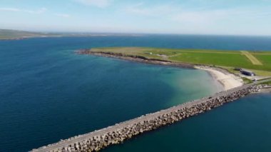 Churchill Bariyerlerinin Orkney, İskoçya, İngiltere 'deki 4k insansız hava aracı görüntüleri.