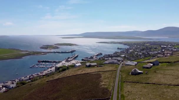英国苏格兰奥克尼群岛斯特罗姆尼斯镇的4K无人驾驶飞机镜头 — 图库视频影像