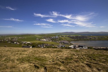 Orkney, İskoçya, İngiltere 'deki Stromness kasabasına tepeden bakıyorum.