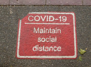 Birleşik Krallık 'taki Covid-19 salgını sırasında sosyal mesafeleme tedbirleri alındı