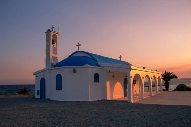 Kıbrıs Rum Kesimi 'nin Ayia Napa kentinde gün batımında Thekla Şapeli